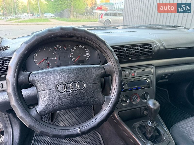 Седан Audi A4 1995 в Чернигове
