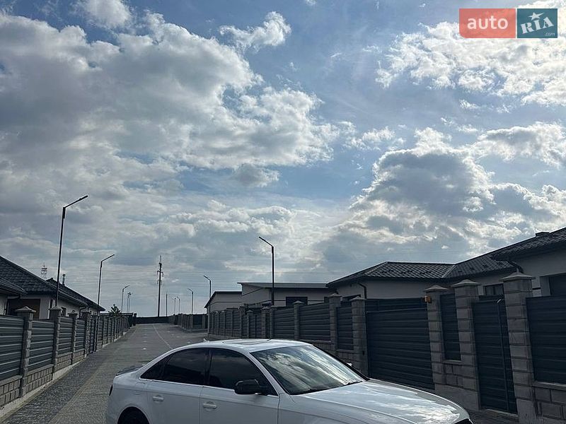 Седан Audi A4 2013 в Вараші