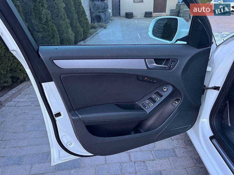 Седан Audi A4 2014 в Львове