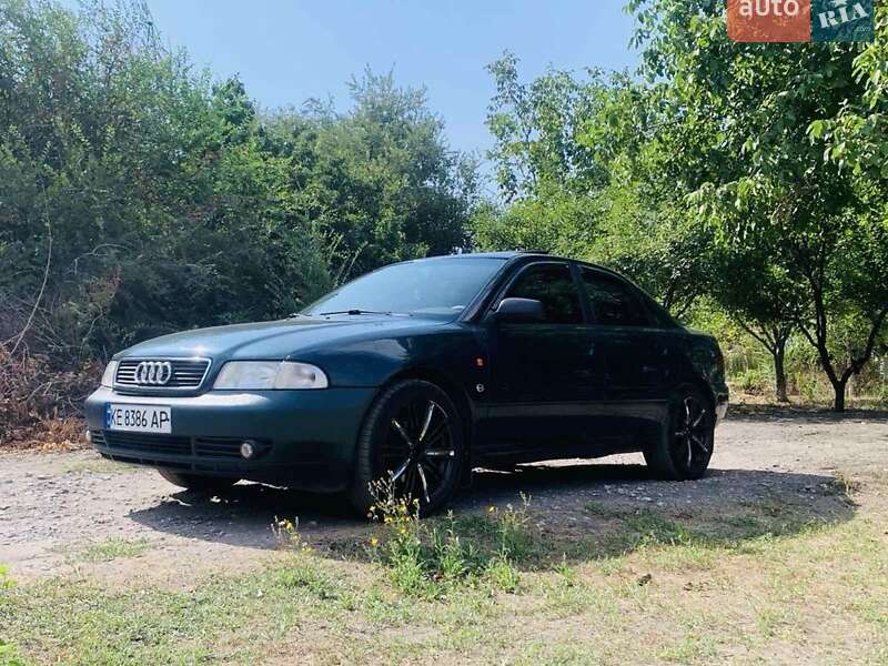Седан Audi A4 1996 в Днепре