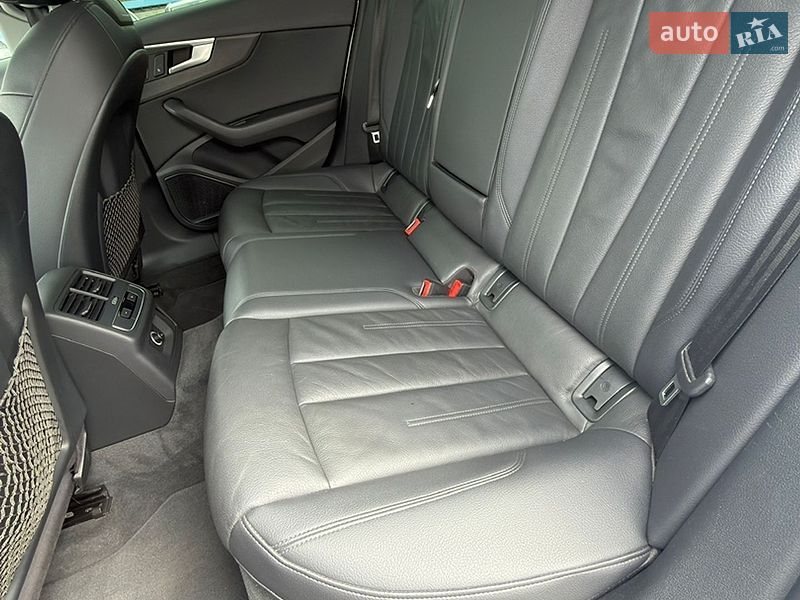 Седан Audi A4 2016 в Самборі