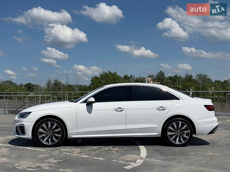 Седан Audi A4 2022 в Киеве