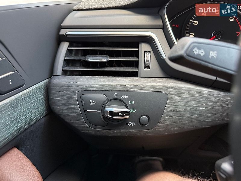 Седан Audi A4 2018 в Львові