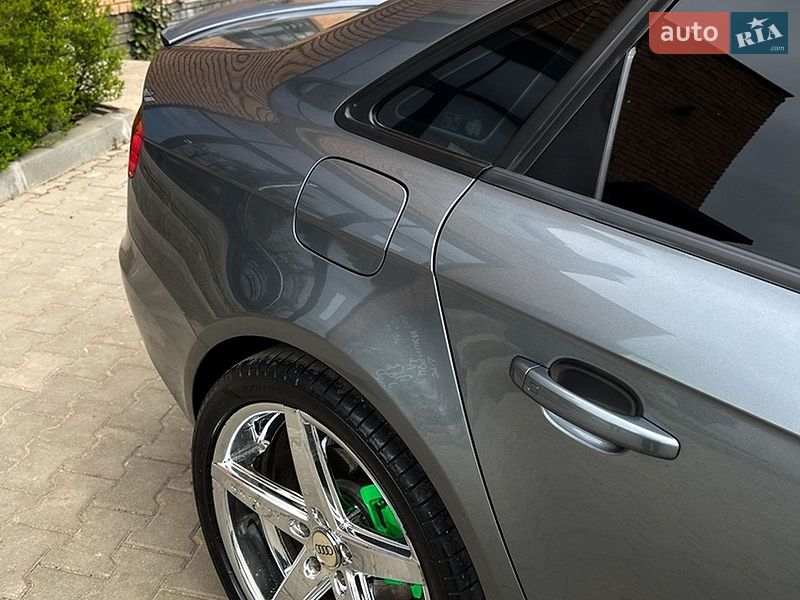 Седан Audi A4 2012 в Чернівцях