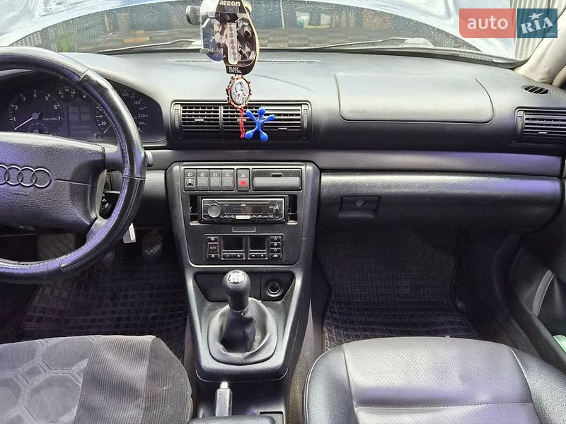 Седан Audi A4 1997 в Хороле