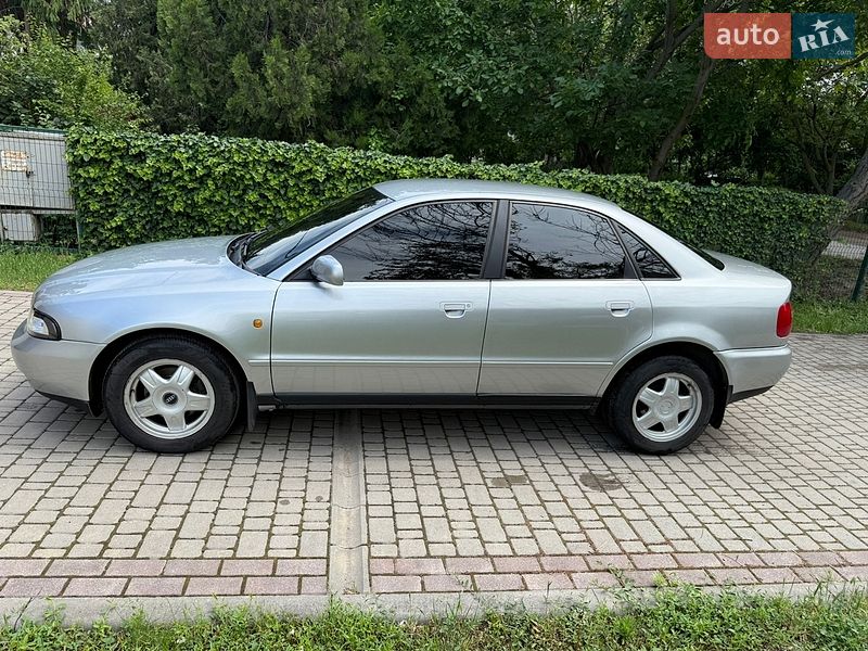 Седан Audi A4 1998 в Одесі