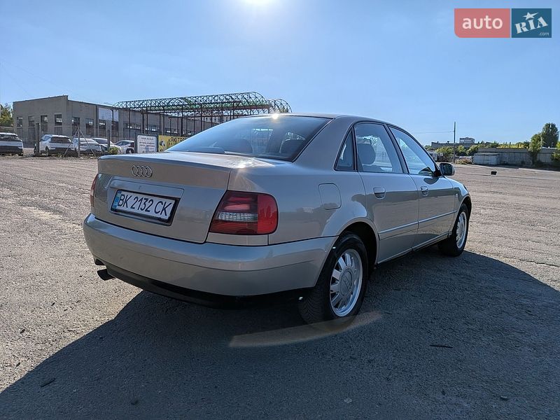 Седан Audi A4 2000 в Рівному