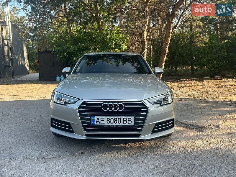 Седан Audi A4 2015 в Кам'янському