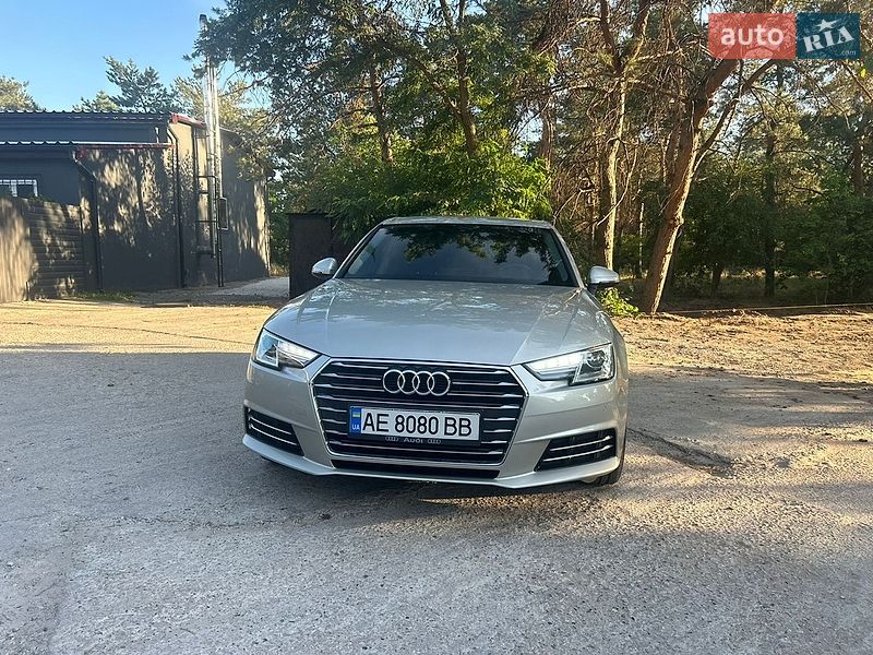 Седан Audi A4 2015 в Кам'янському