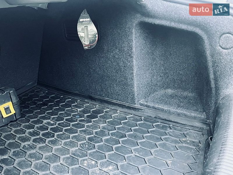 Седан Audi A4 2004 в Липовій Долині