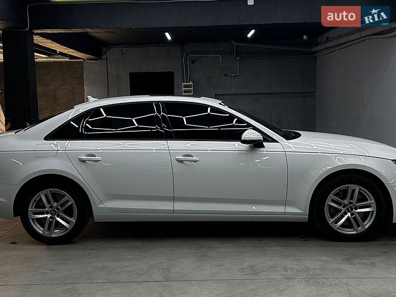Седан Audi A4 2016 в Черновцах
