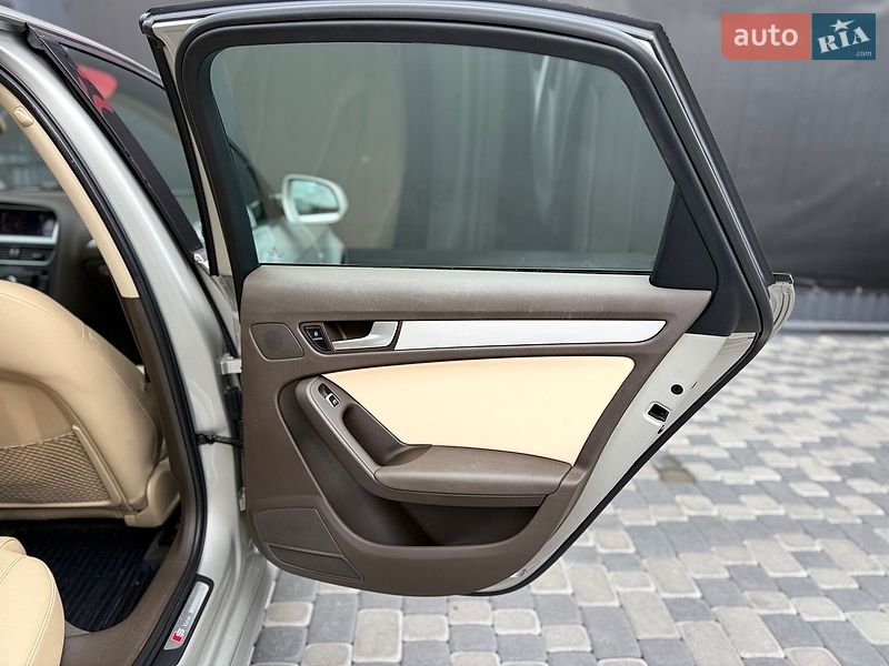 Седан Audi A4 2015 в Львове