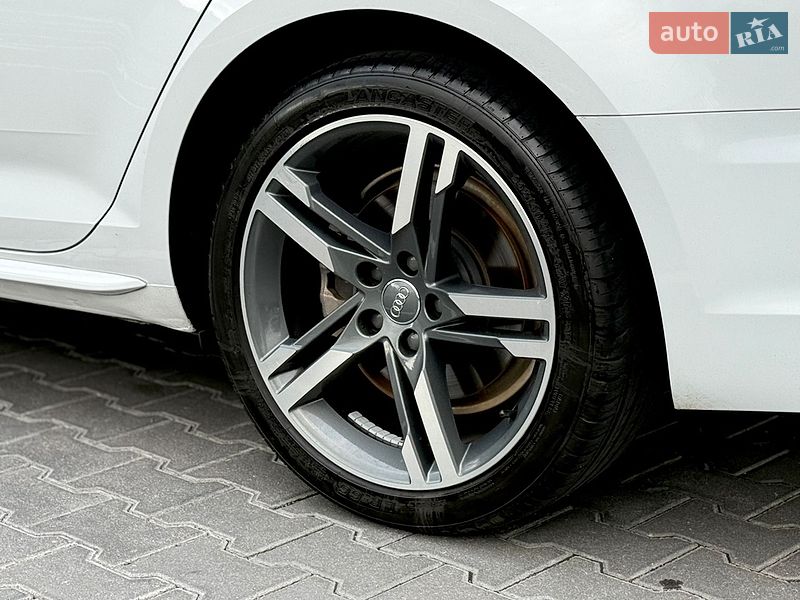 Седан Audi A4 2017 в Ужгороде
