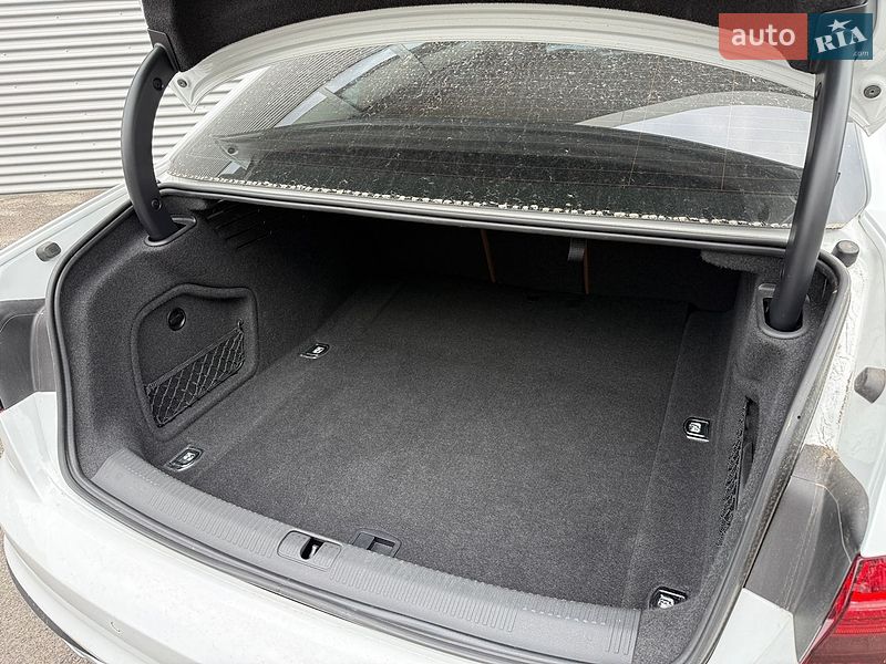 Седан Audi A4 2020 в Ровно