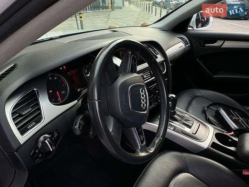 Седан Audi A4 2012 в Львове