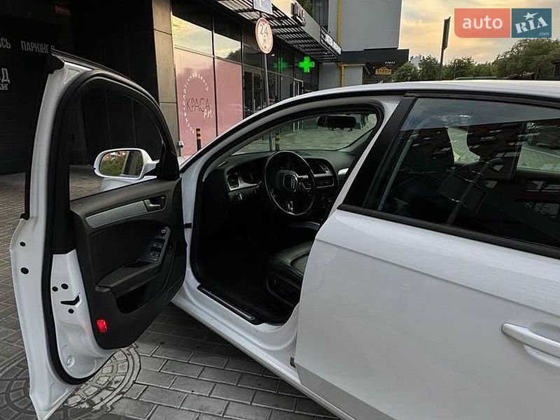 Седан Audi A4 2012 в Львове