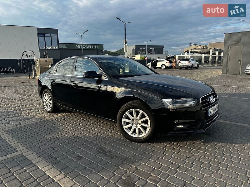 Седан Audi A4 2012 в Мукачевому