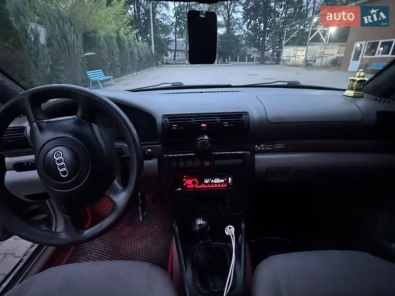 Седан Audi A4 1998 в Сторожинце