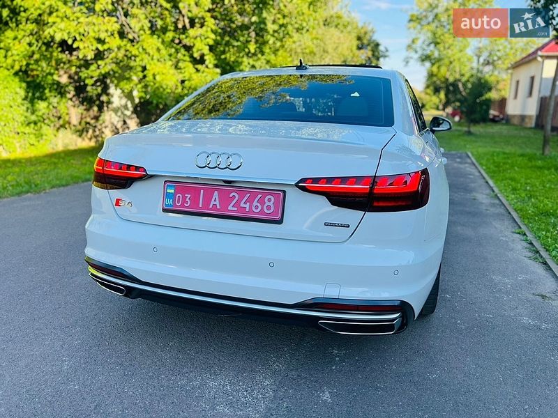 Седан Audi A4 2022 в Мукачевому