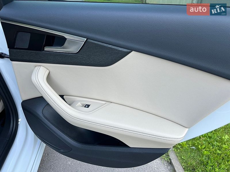 Седан Audi A4 2022 в Мукачевому