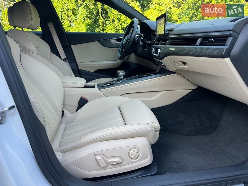 Седан Audi A4 2022 в Мукачевому