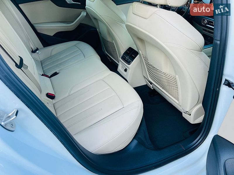 Седан Audi A4 2022 в Мукачевому