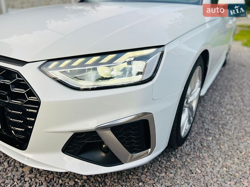 Седан Audi A4 2022 в Мукачевому