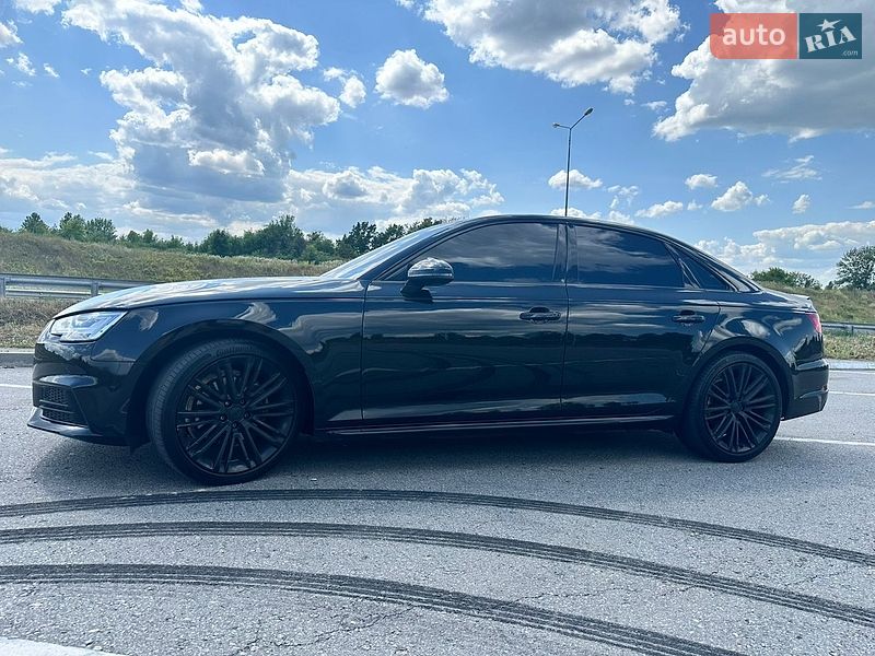 Седан Audi A4 2017 в Полтаві