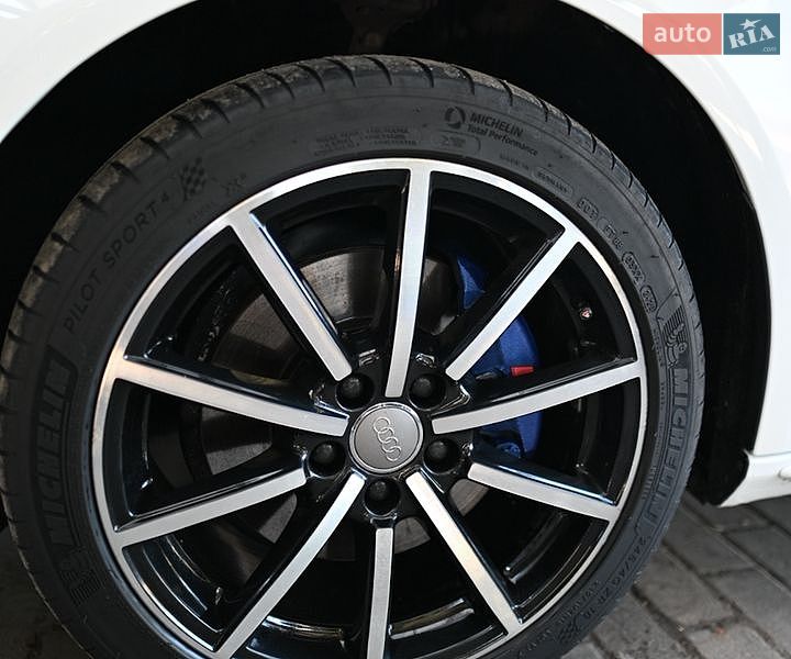 Седан Audi A4 2015 в Миргороді
