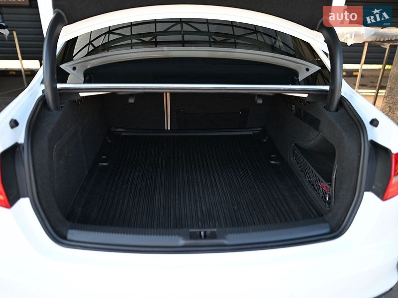 Седан Audi A4 2015 в Миргороді