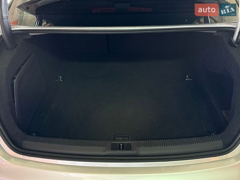 Седан Audi A4 2010 в Львове