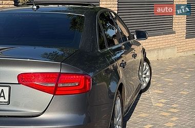 Седан Audi A4 2014 в Львові