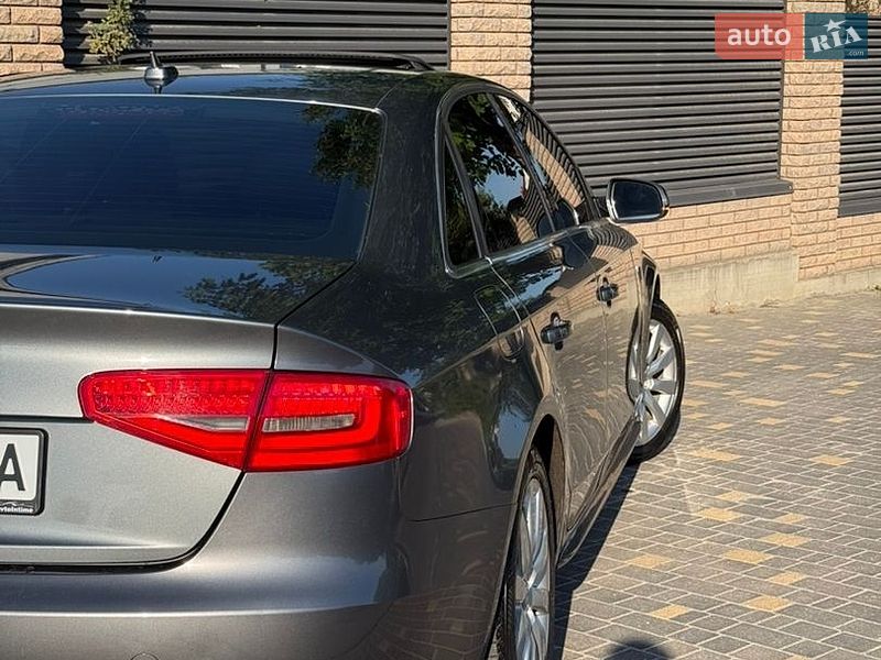 Седан Audi A4 2014 в Львові
