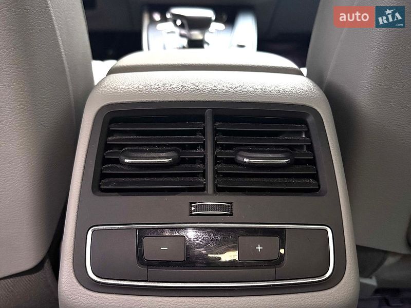 Седан Audi A4 2018 в Дніпрі