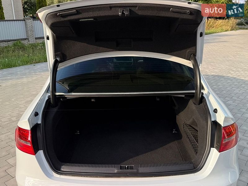 Седан Audi A4 2015 в Луцке