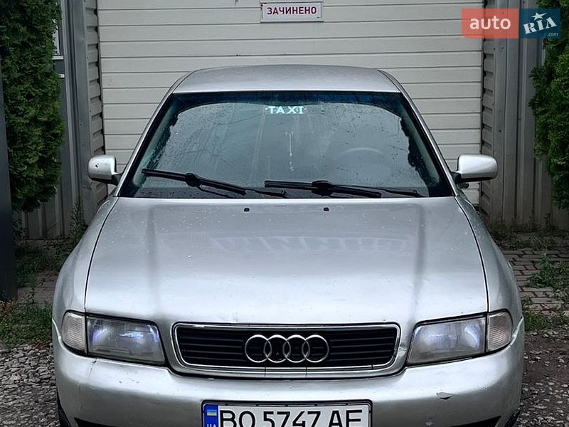 Седан Audi A4 1995 в Тростянці