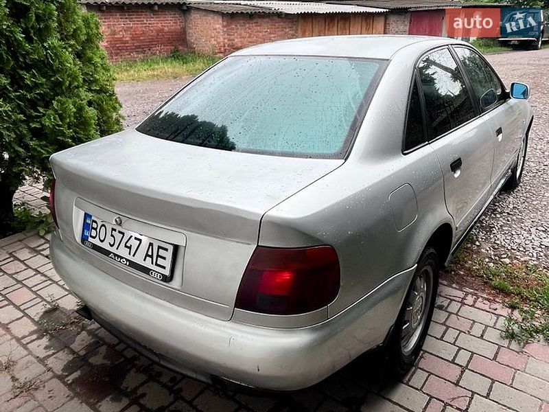Седан Audi A4 1995 в Тростянці