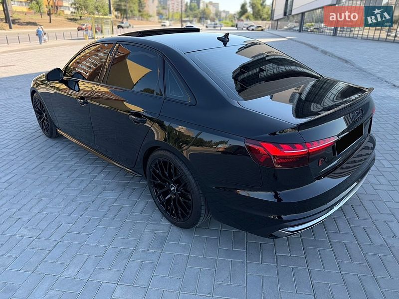 Седан Audi A4 2023 в Дніпрі