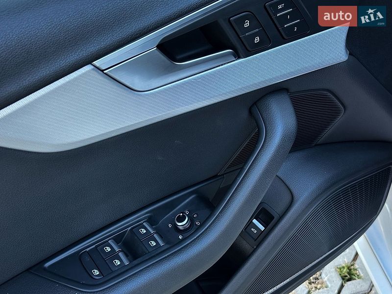 Седан Audi A4 2016 в Самборі