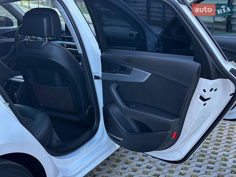 Седан Audi A4 2016 в Самборі