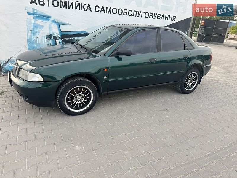 Седан Audi A4 1995 в Хмельницком