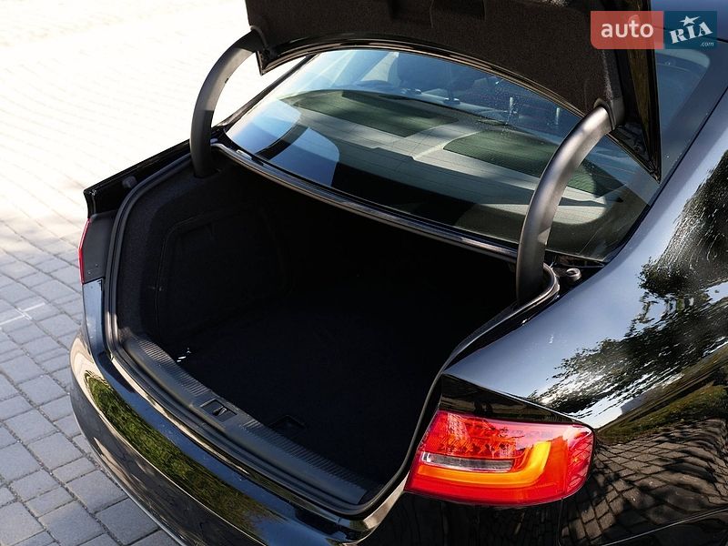 Седан Audi A4 2015 в Ивано-Франковске