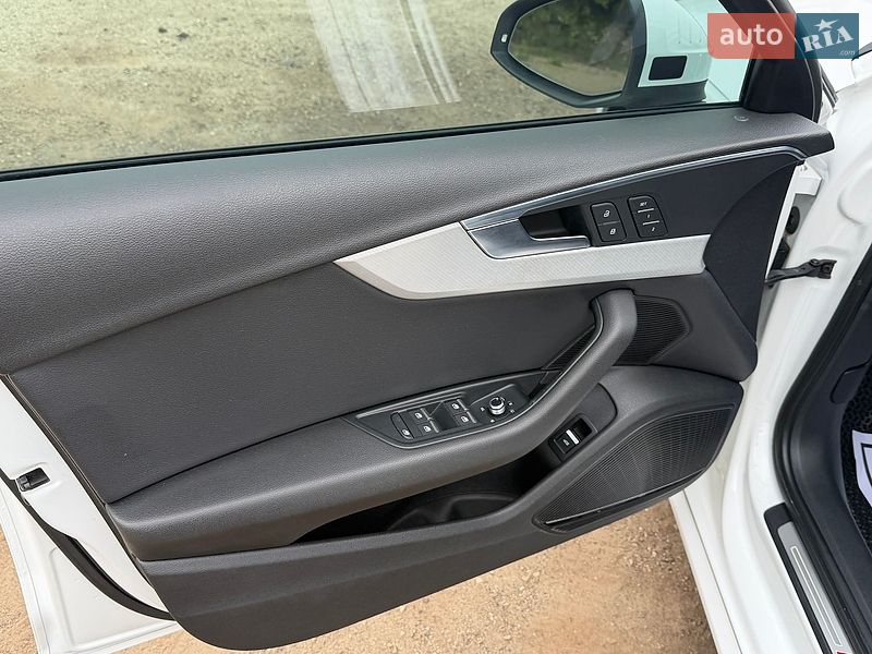 Седан Audi A4 2015 в Львове