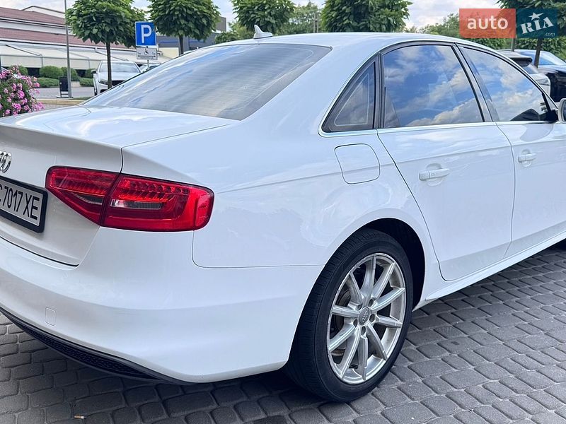 Седан Audi A4 2014 в Львові
