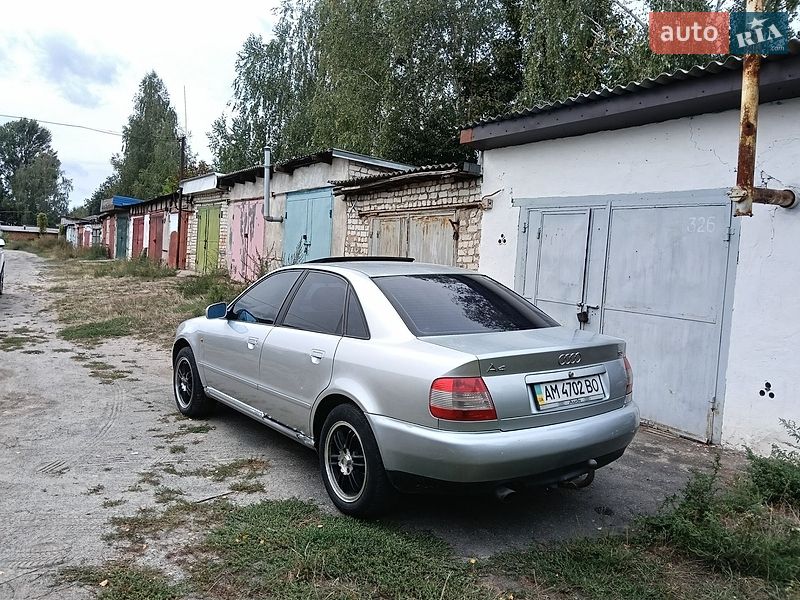 Седан Audi A4 1998 в Малині