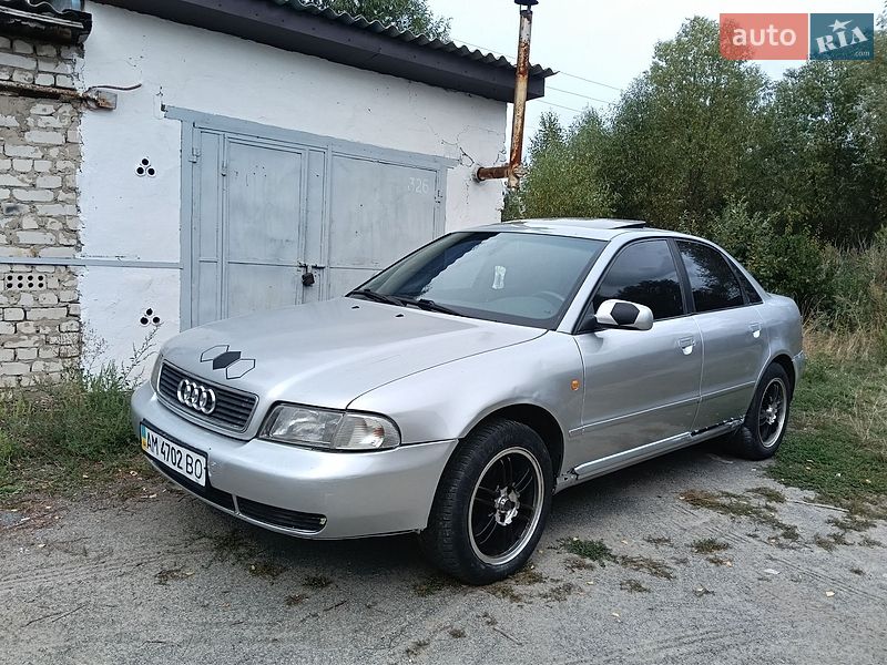 Седан Audi A4 1998 в Малині