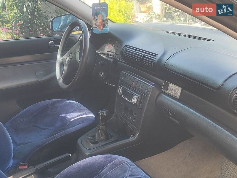 Седан Audi A4 1995 в Шептицькому