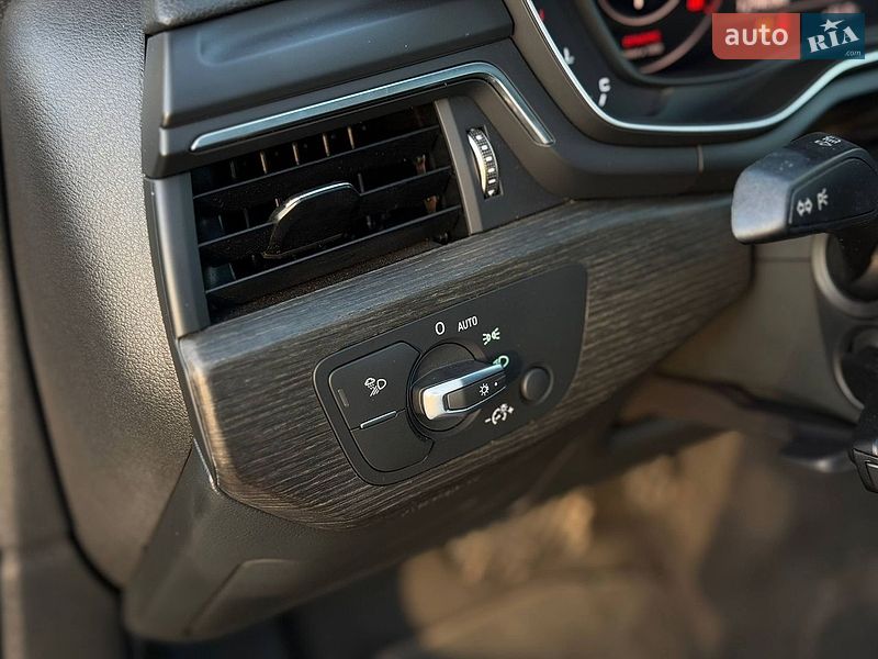 Седан Audi A4 2019 в Львове