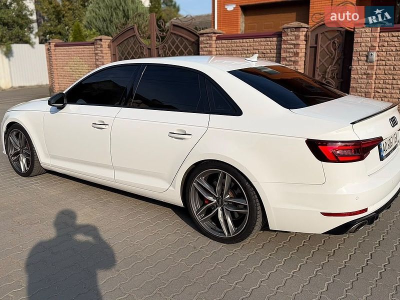 Седан Audi A4 2018 в Хмельницком