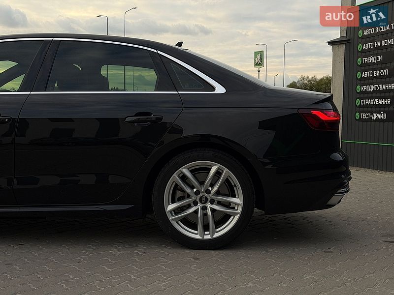 Седан Audi A4 2022 в Львове